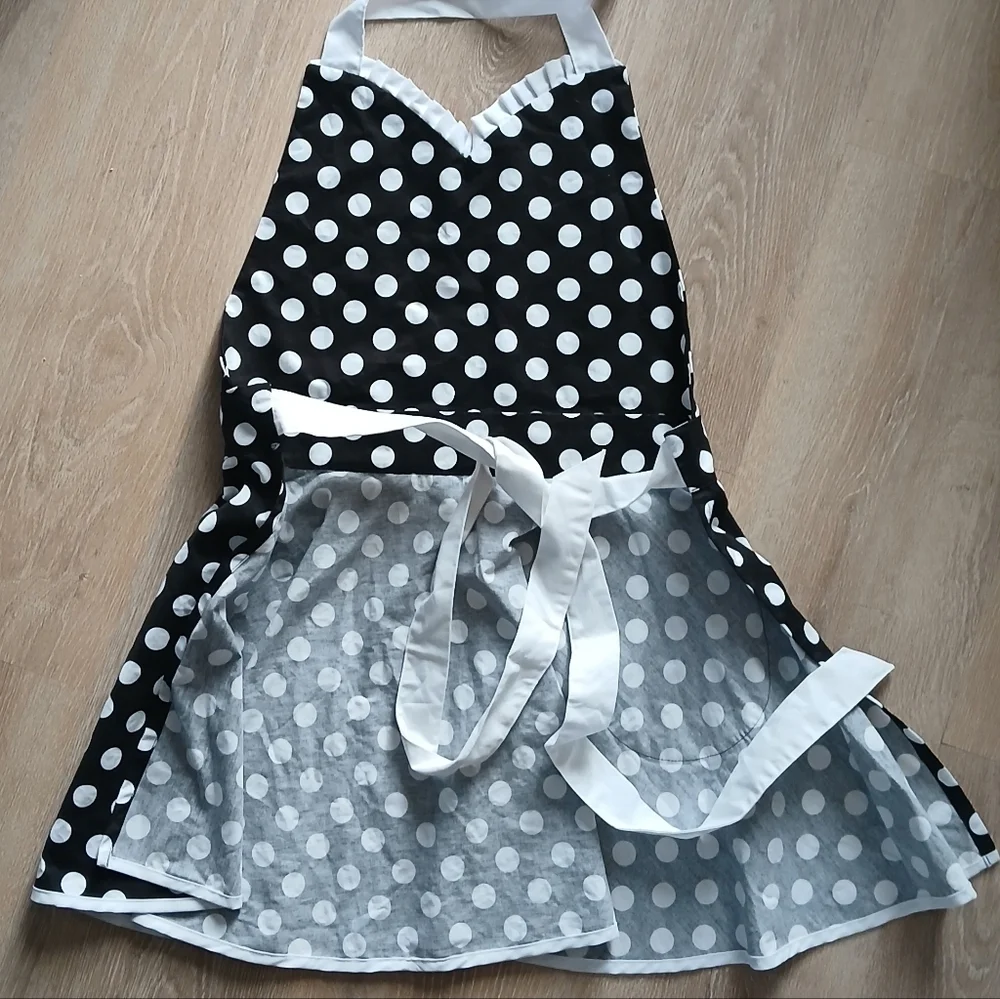 HYZRZ Polka Dot Apron with White Ties Sweetheart Neckline Pocket Adjustable